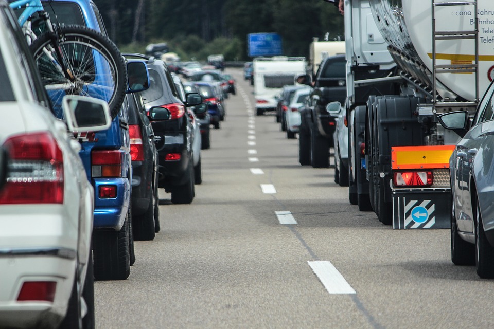 Změny v povinné výbavě, lékárničkách i úlevy motorkářům, od října motoristy čeká řada změn