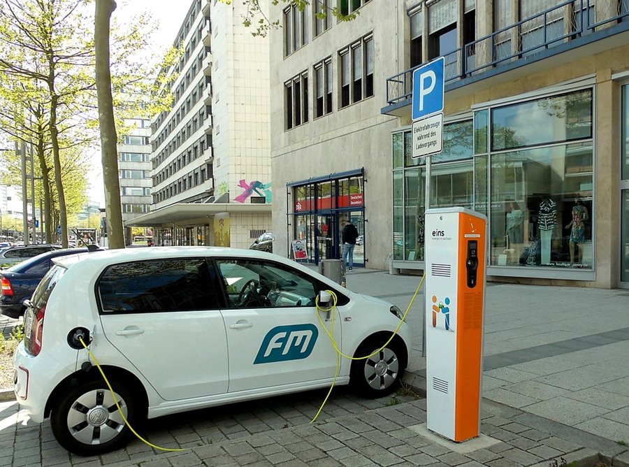 Registr vozidel začíná upozorňovat na končící technickou, zavádějí se také značky pro elektromobily