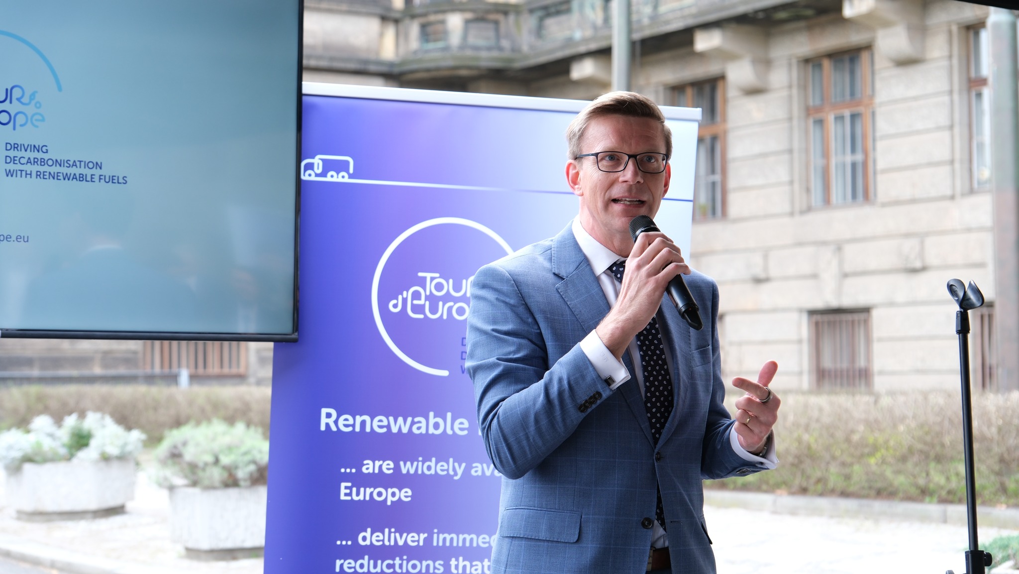  Renewable or low-carbon fuels shall help keep European cars affordable