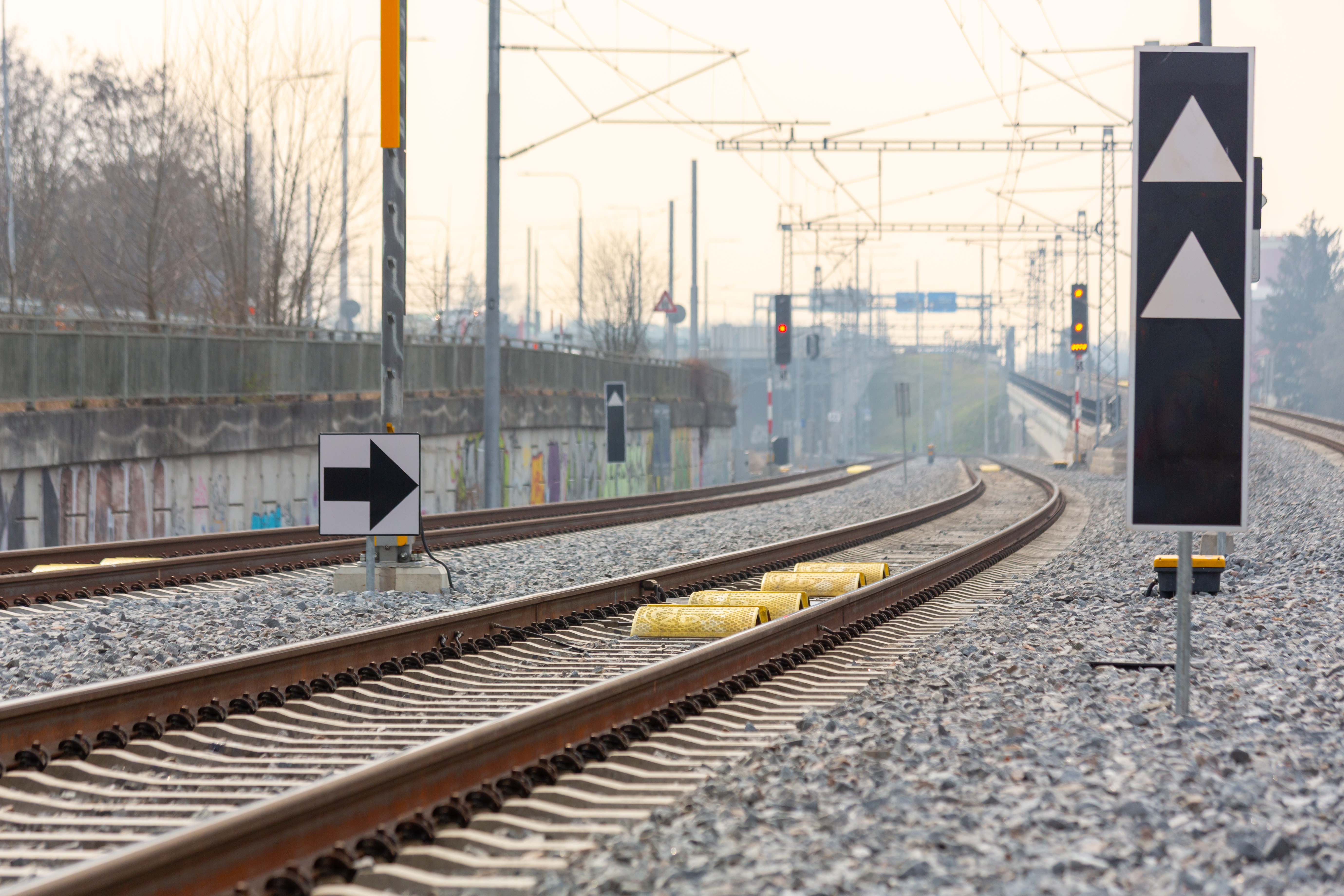 První prostá elektrizace začíná: Správa železnic natáhne trolej do Lanškrouna 
