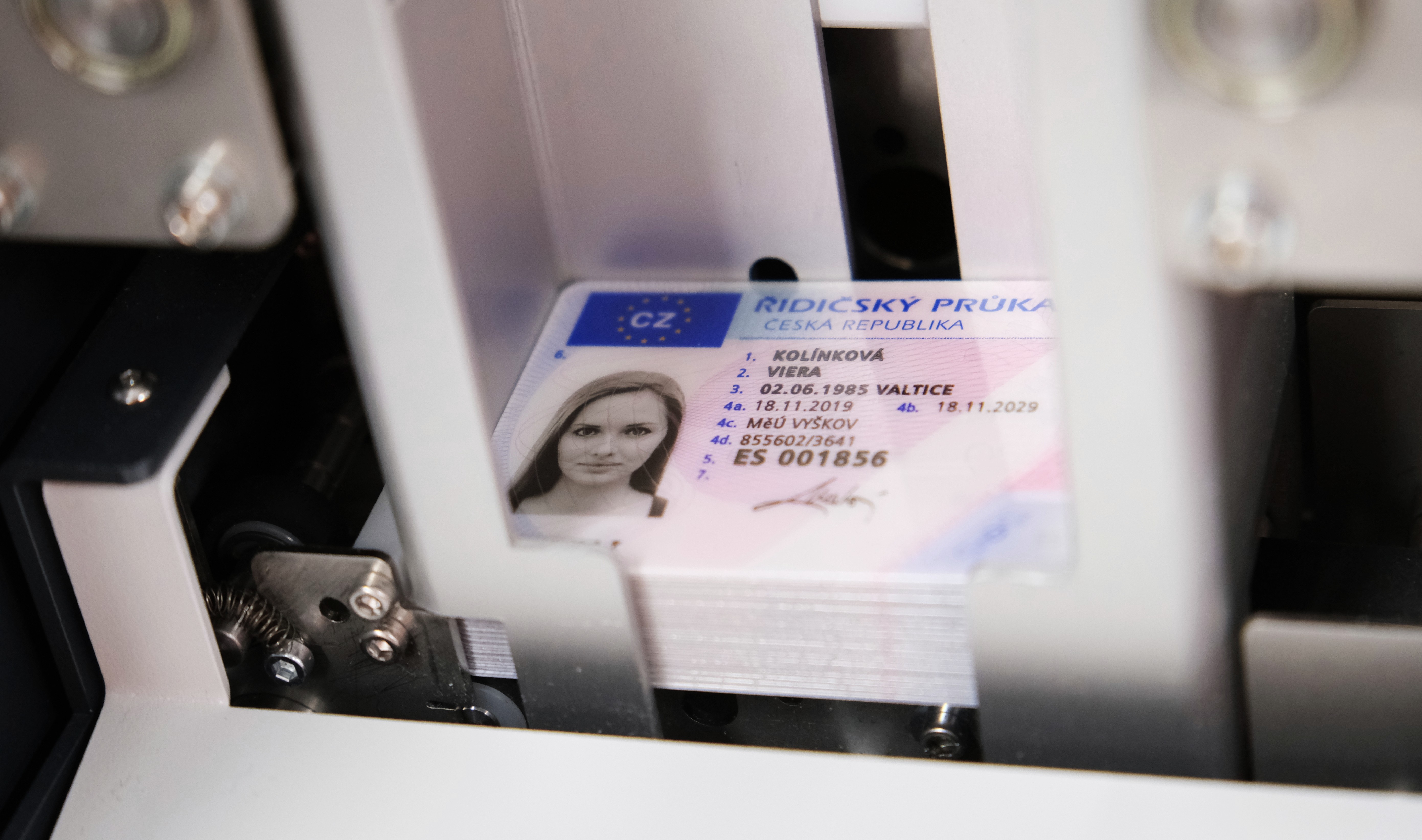 Do konce roku je potřeba vyměnit přes 451 tisíc řidičáků. Zkontrolujte si před létem jeho platnost