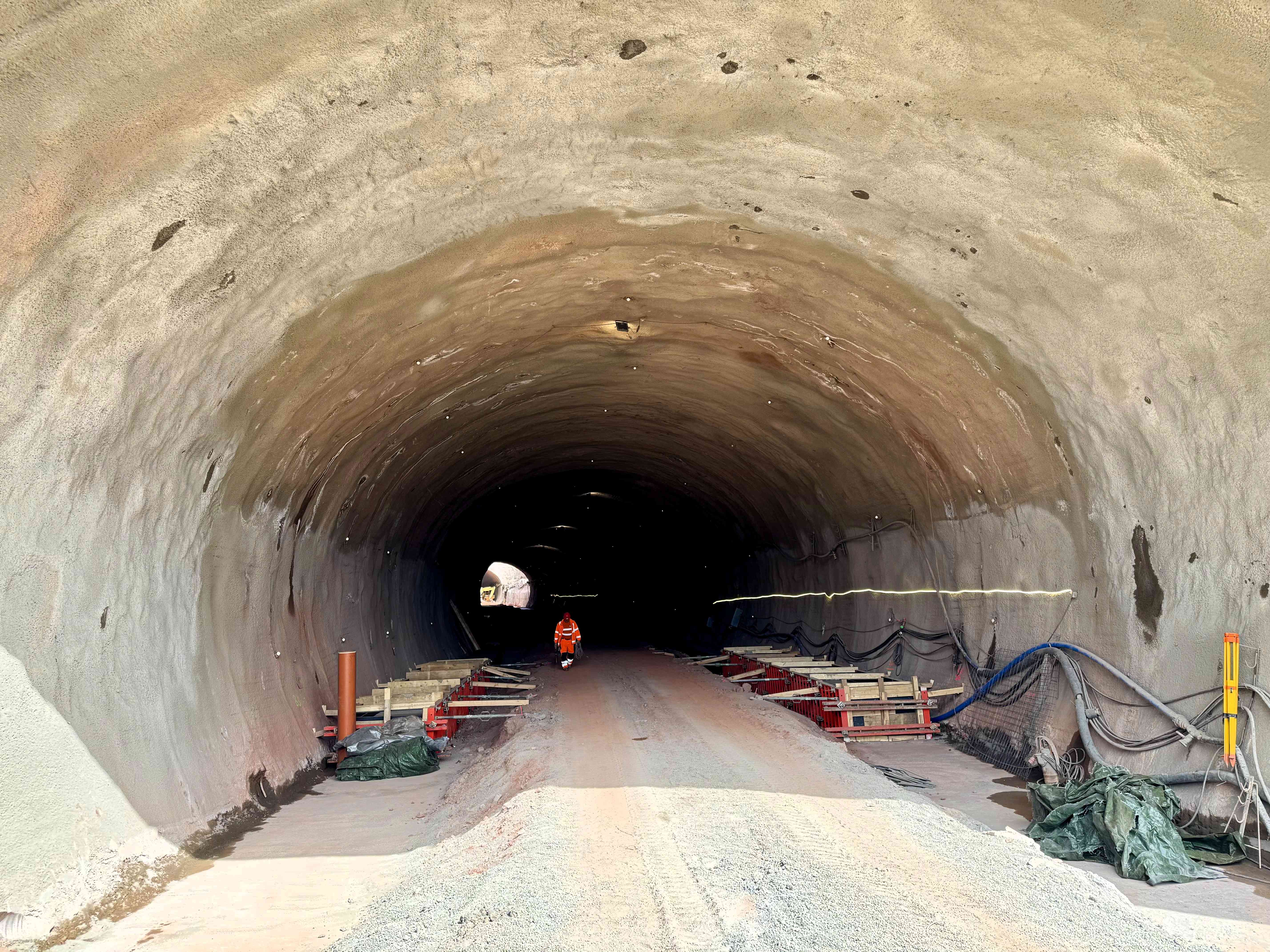 Ministr dopravy Ivan Bednárik navštívil stavbu obchvatu Náchoda. Klíčový tunel je již proražen