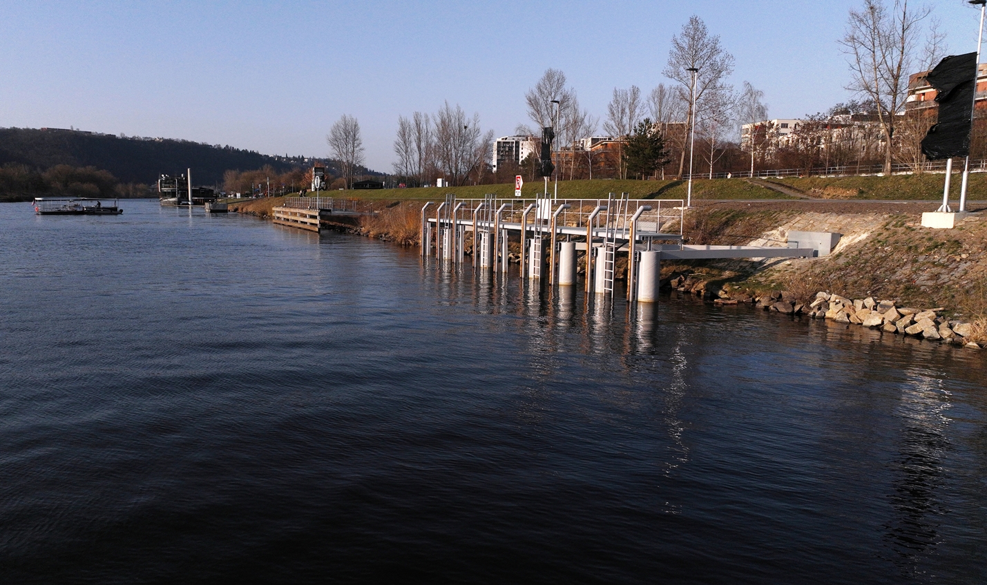 Nové čekací stání pro malá plavidla u plavební komory Praha-Modřany