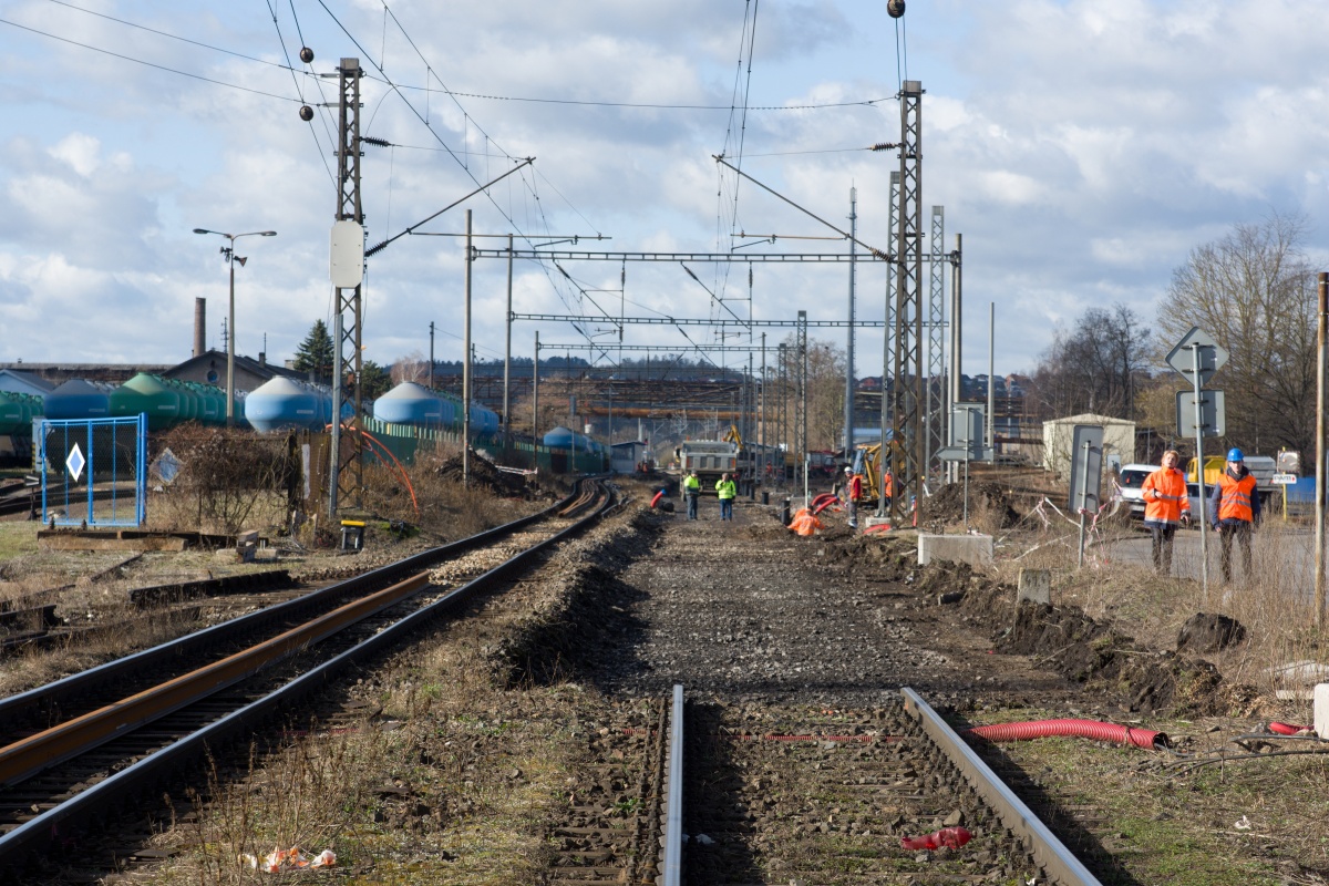 Mezi Berounem a Královým Dvorem se dokončuje modernizace trati