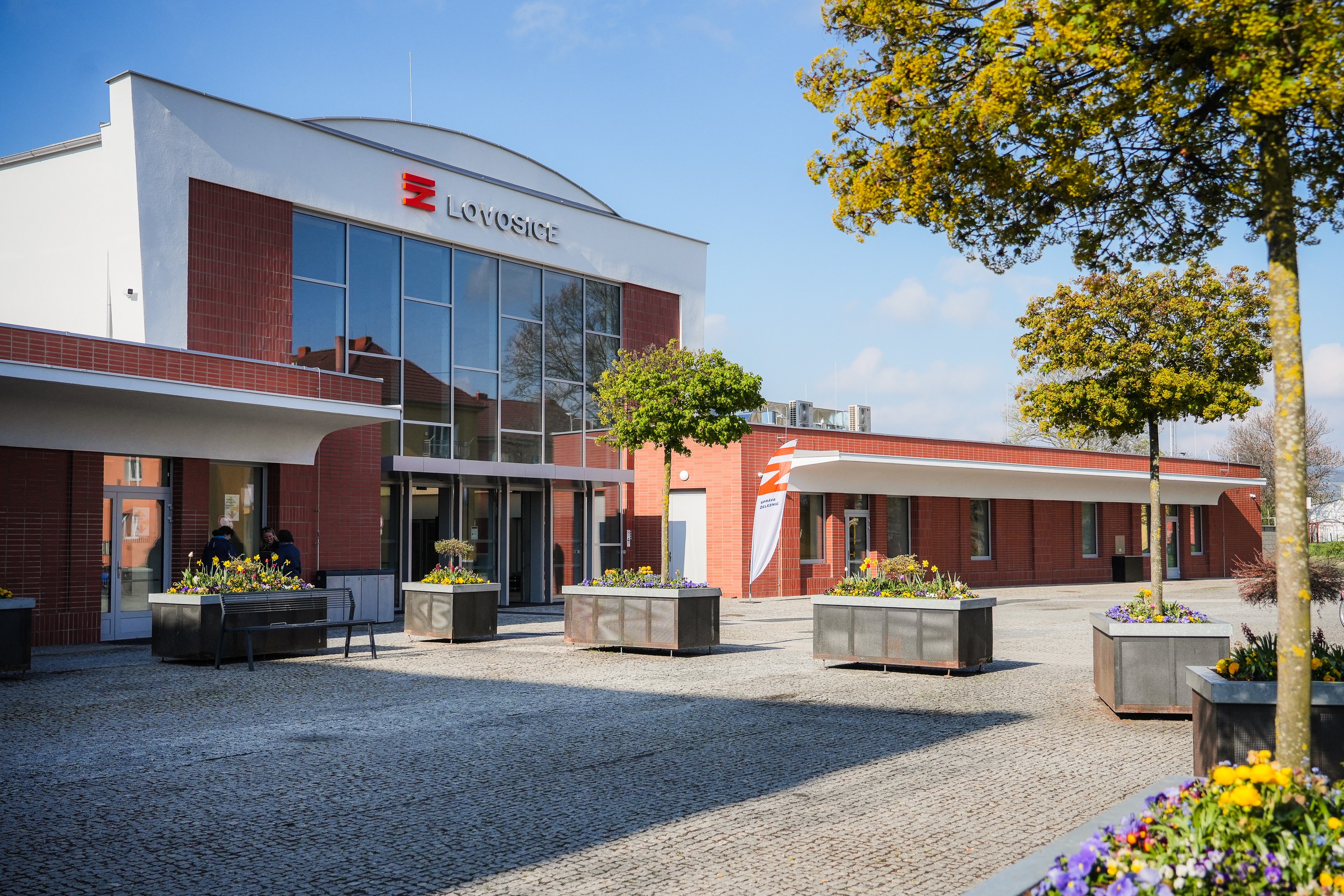 Lovosice jsou kompletní, po opravě nástupišť se otevírá nádražní budova