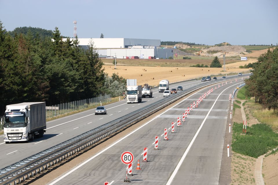 Nová D1 má dalších modernizovaných 5,5 kilometru, otevírá se úsek mezi Velkou Bíteší a Devíti kříži