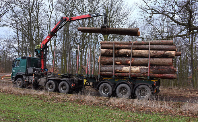 Kontroly přetížených kamionů existují, stejně tak sankce za odmítnutí vážení
