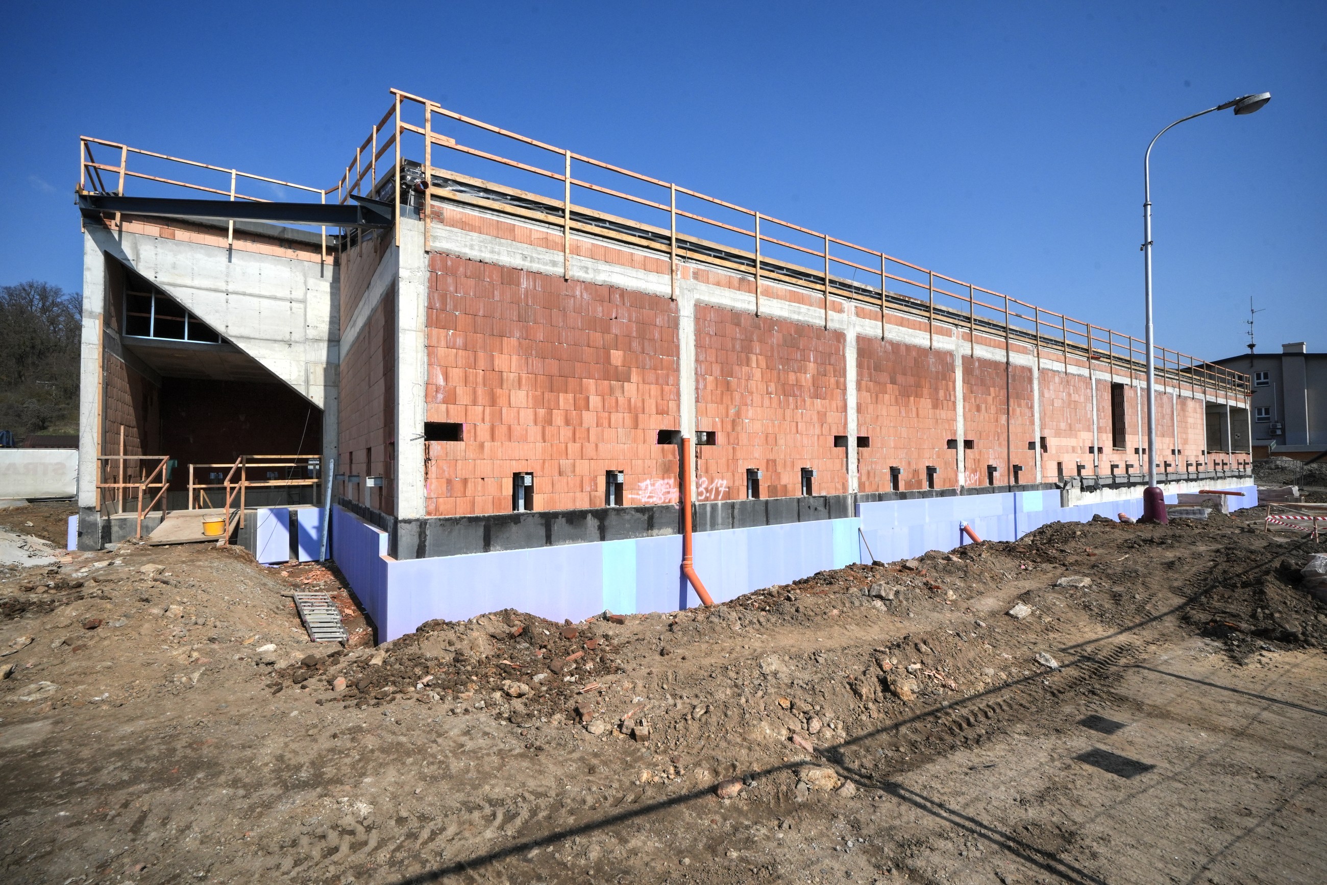 Betonáři v akci. Moderní nádraží v Mladé Boleslavi se otevře ještě letos 