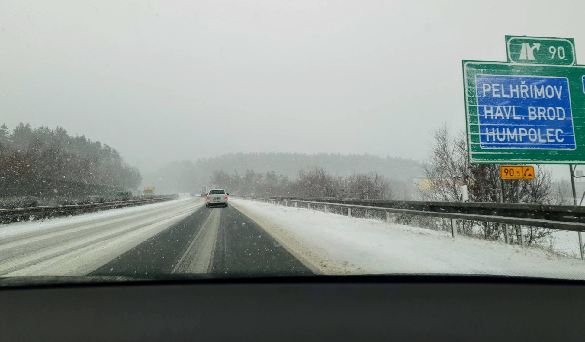 Silničáři odstraňují provizorní svodidla na D1 u Humpolce