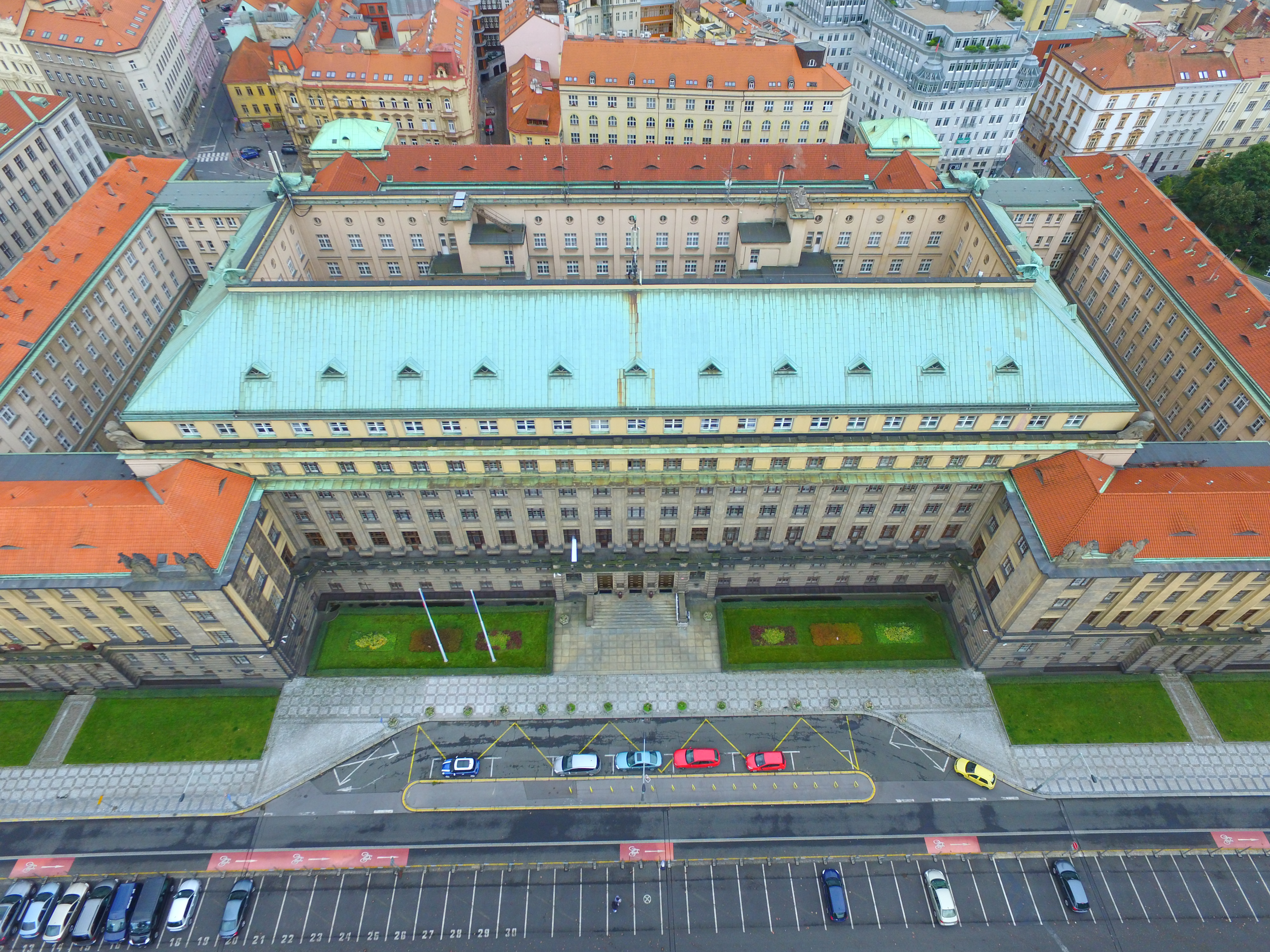 Ministerstvo dopravy se vrací k běžnému provozu.  Standardní služby mají nabídnout i další úřady