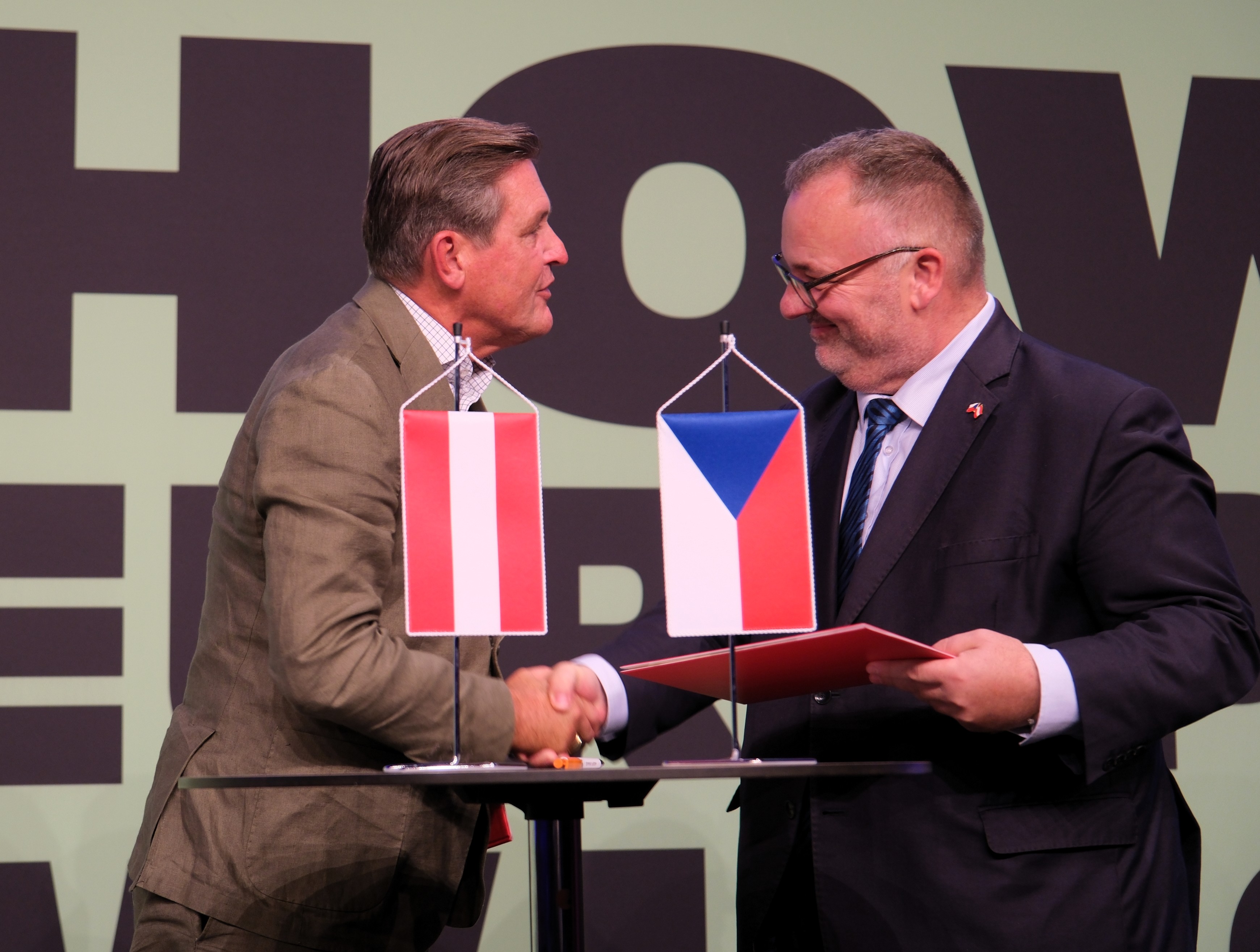 Spolupráce s Rakouskem na přeshraniční dopravní infrastruktuře sílí. Ministři podepsali memorandum