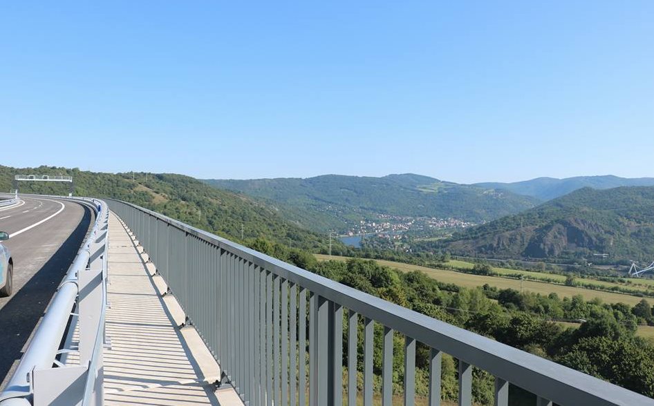 Celá Prackovická estakáda na dálnici D8 bude od konce září sloužit řidičům