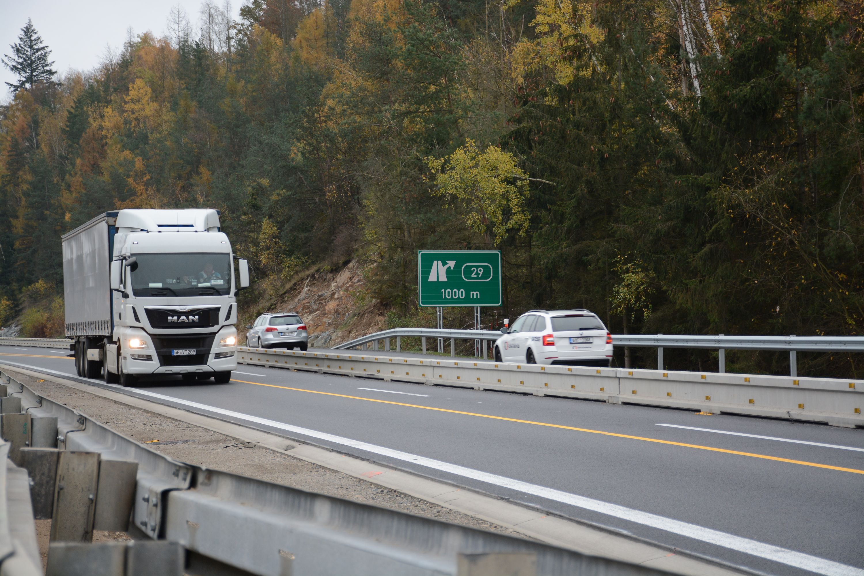 Náklaďáky mohou navážet stavební materiál do tornádem poničených oblastí, zákazy na ně neplatí