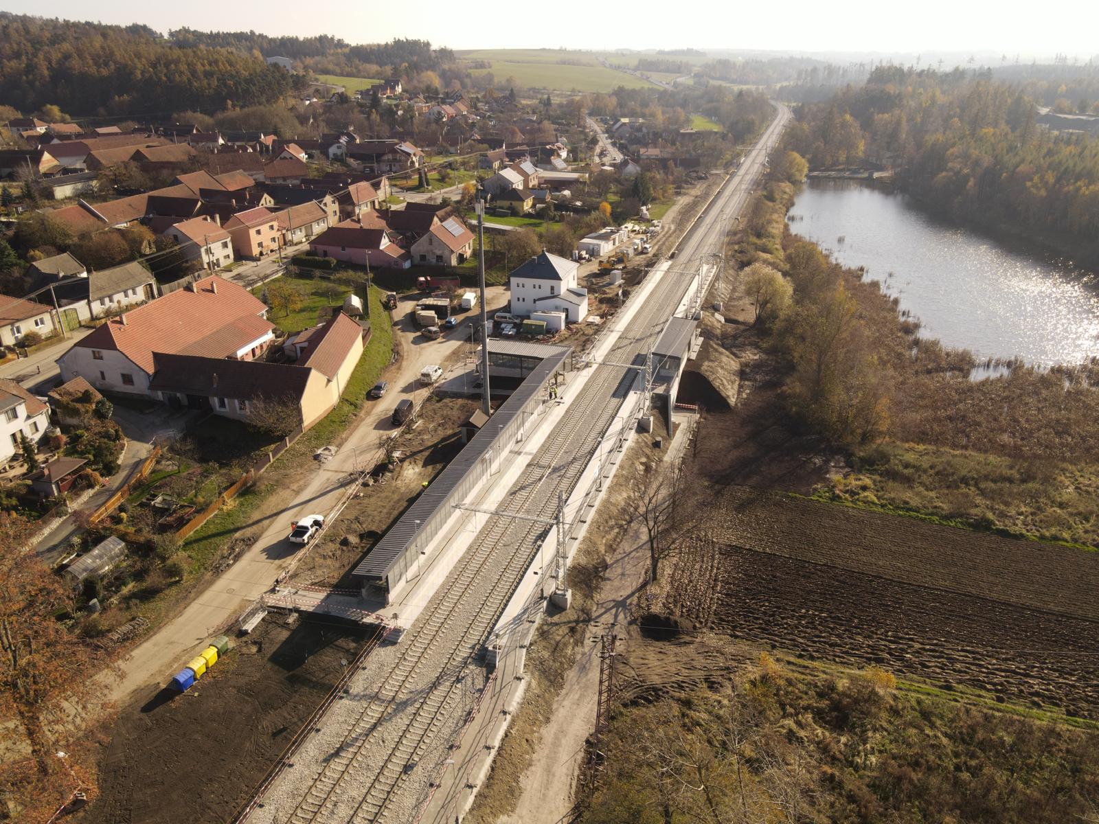 Vlaky se vrací na koleje z Vlkova u Tišnova do Křižanova