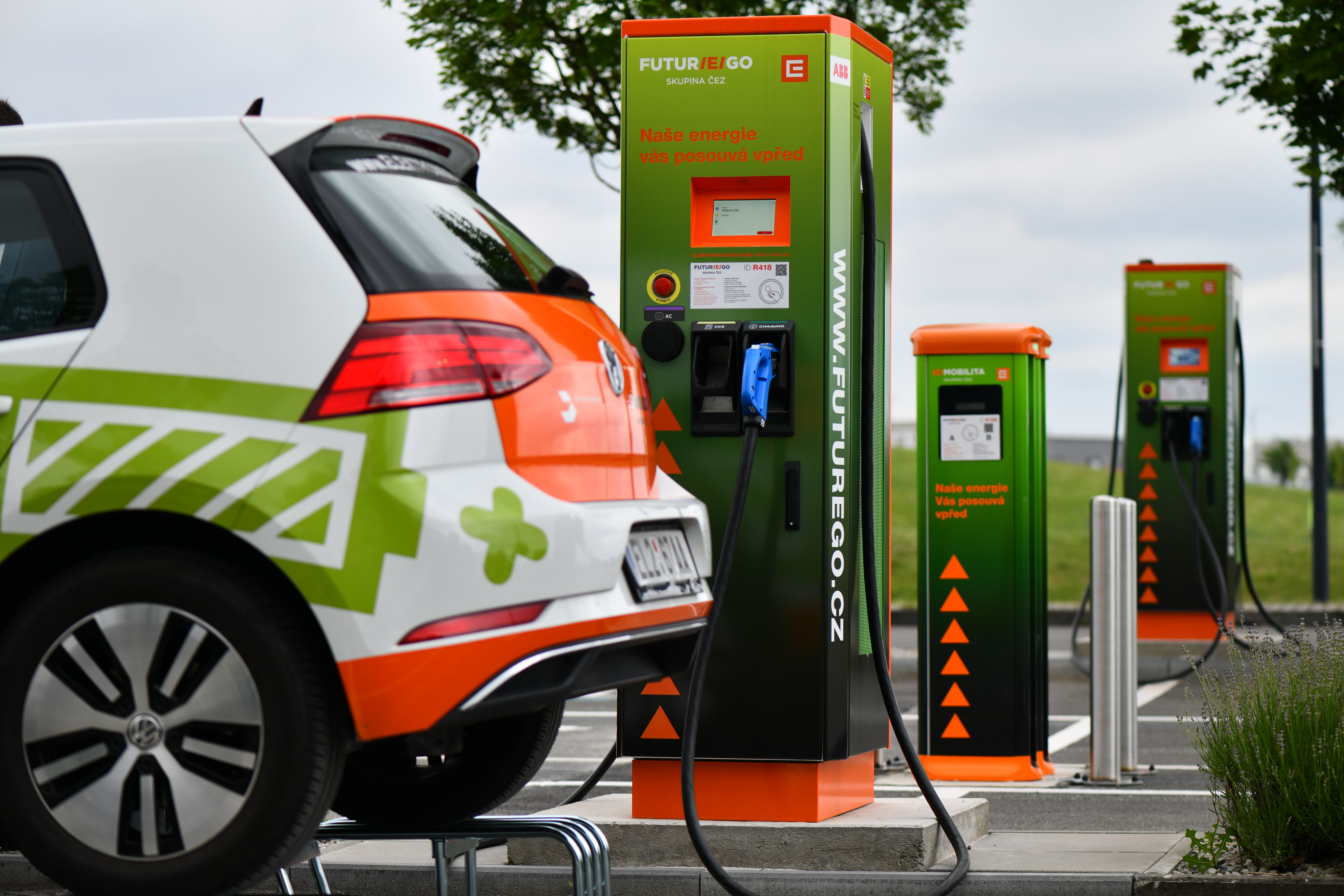 Síť dobíjecích stanic pro elektromobily se rozrůstá, další přibyla v Tuchoměřicích