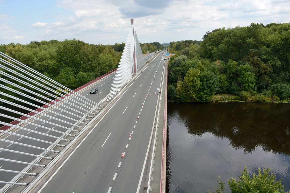 Začaly práce na více než 15 kilometrech dálnice D11 mezi Hradcem Králové a Smiřicemi