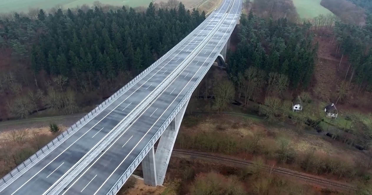 Unikátní záběry z dronu na D8