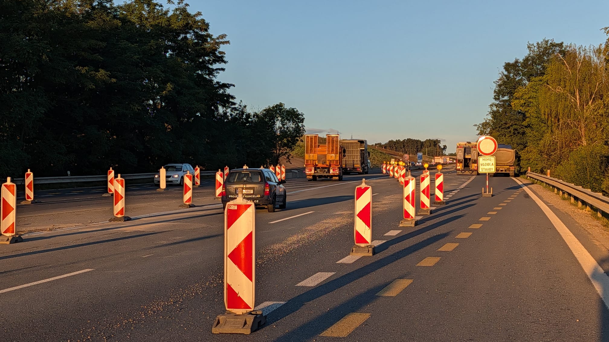 ŘSD: Na D7 u Knovíze se začíná jezdit po první části nové dálnice