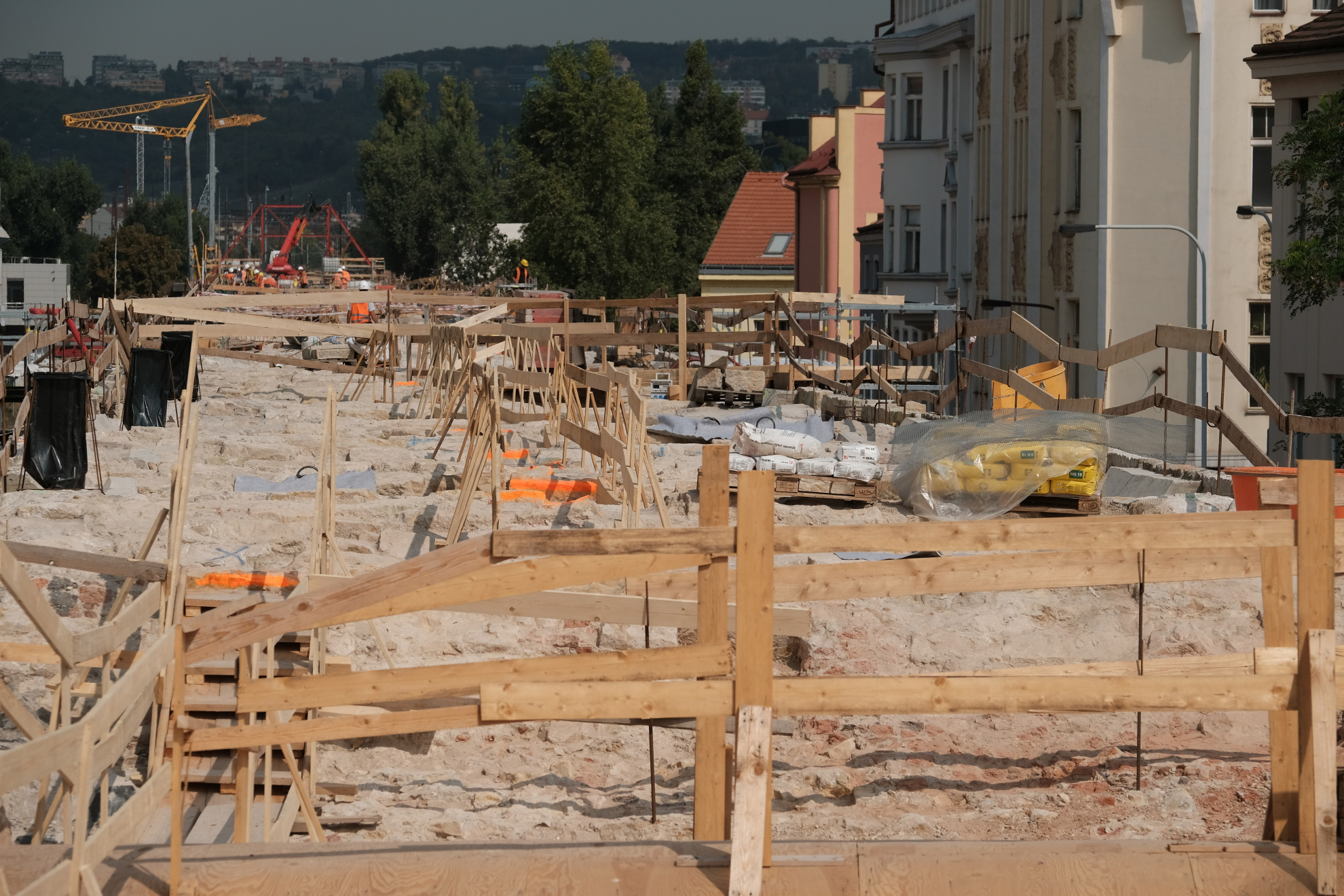 Modernizace Negrelliho viaduktu má za sebou třetinu prací 