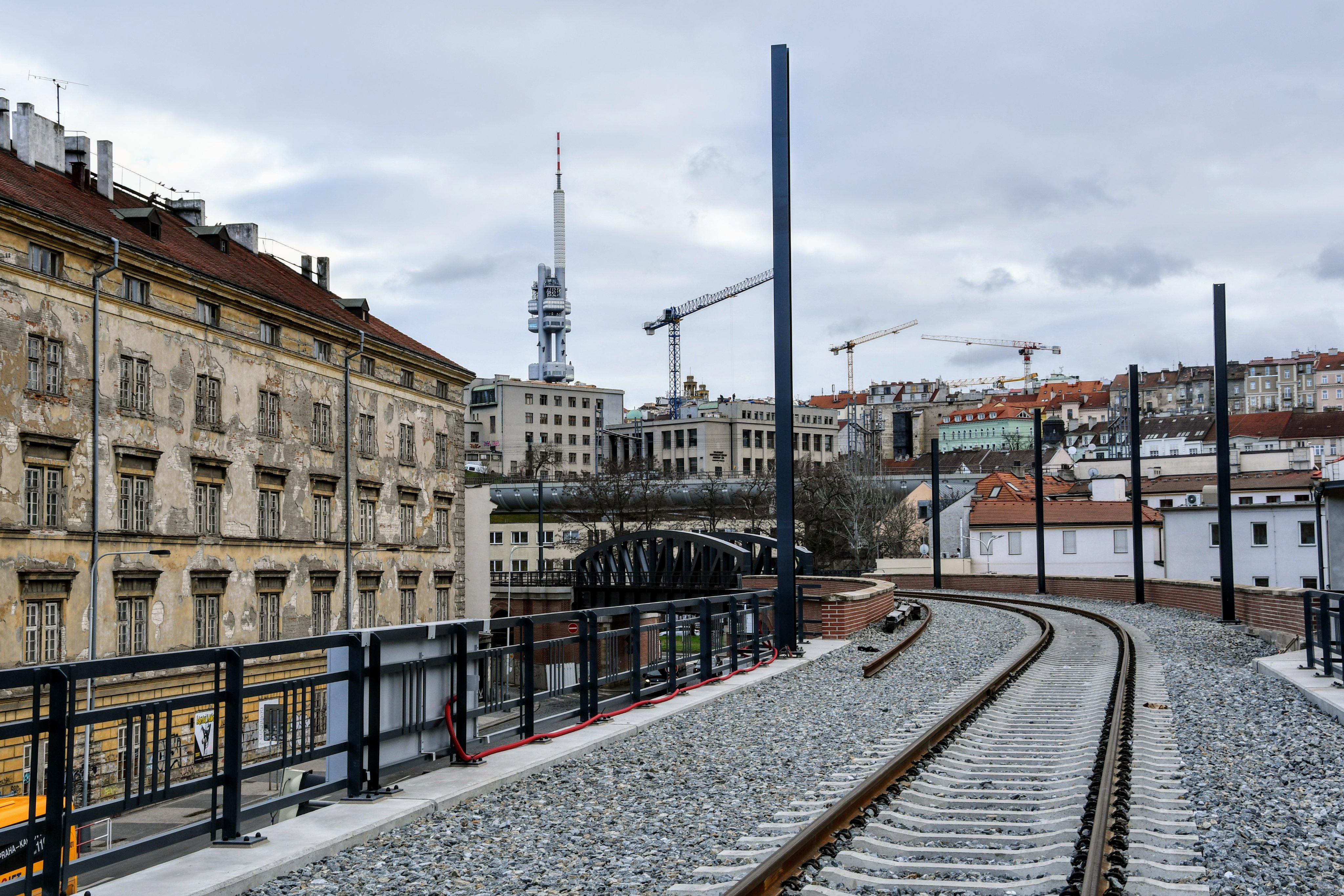 Oblouky Negrelliho viaduktu prověří zatěžovací zkouška