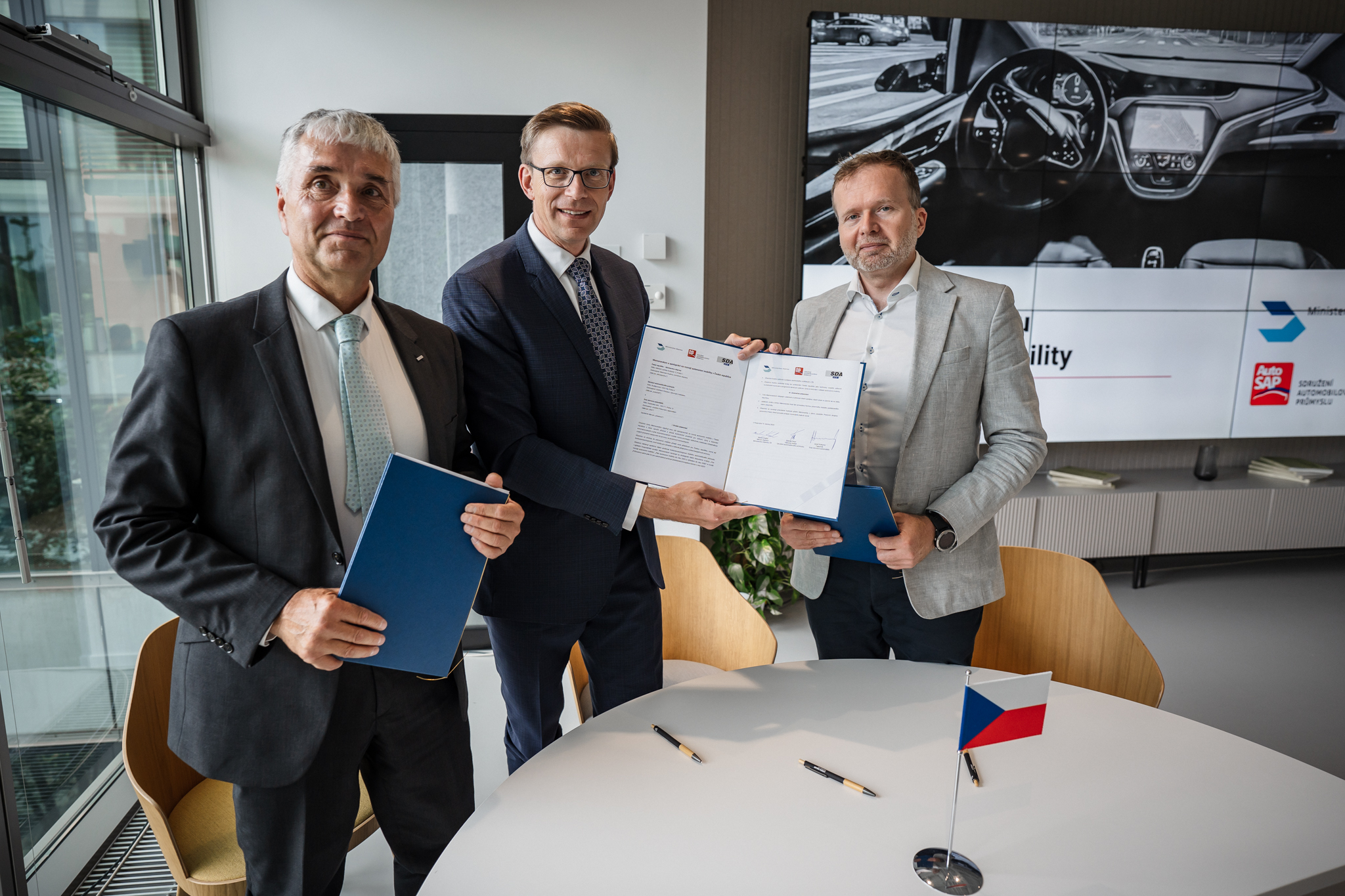 Memorandum Ministerstva dopravy a českého autoprůmyslu otevírá cestu pro rozvoj autonomní dopravy