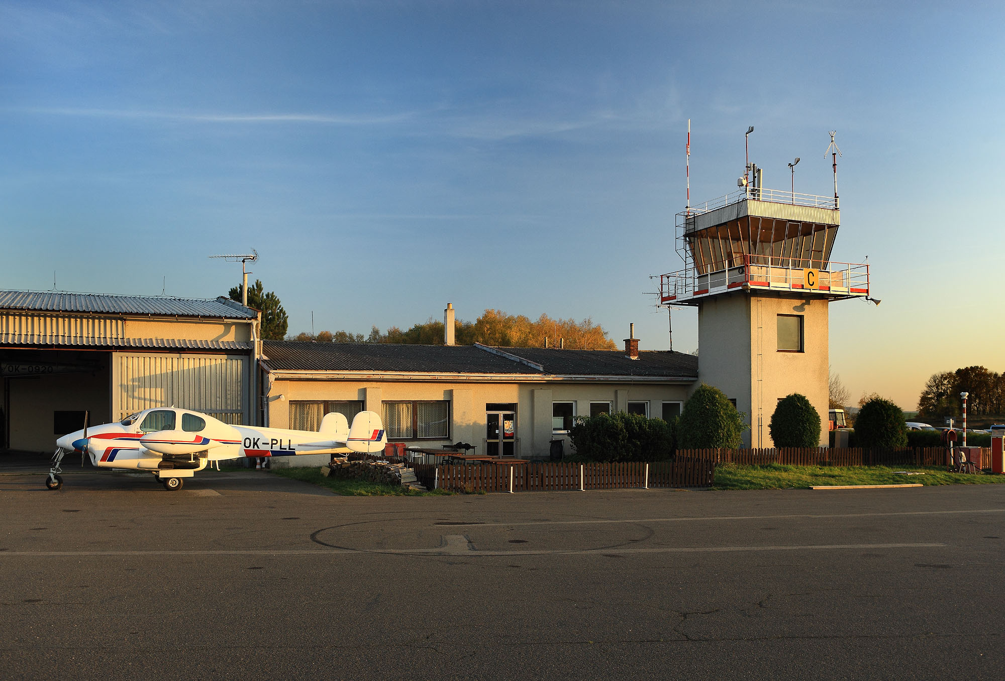 Poklad v archivu ÚCL: Osobní spis legendárního stíhače Františka Fajtla předali Národnímu archivu