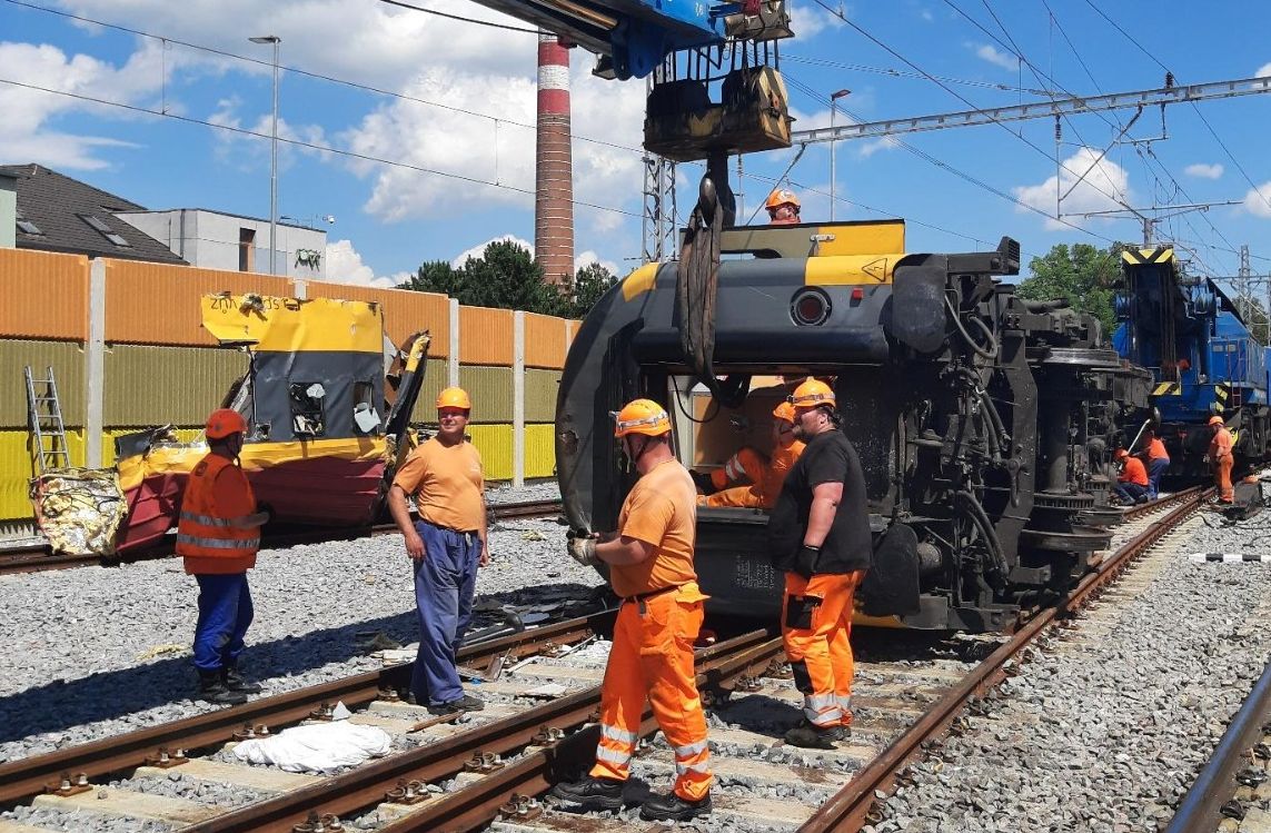 Drážní inspekce vyšetřuje srážku vlaků v Pardubicích, provoz je již obnovený