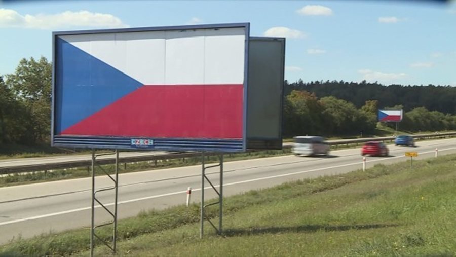 Povinnost odstranit zakázanou reklamu mají především jejich majitelé 