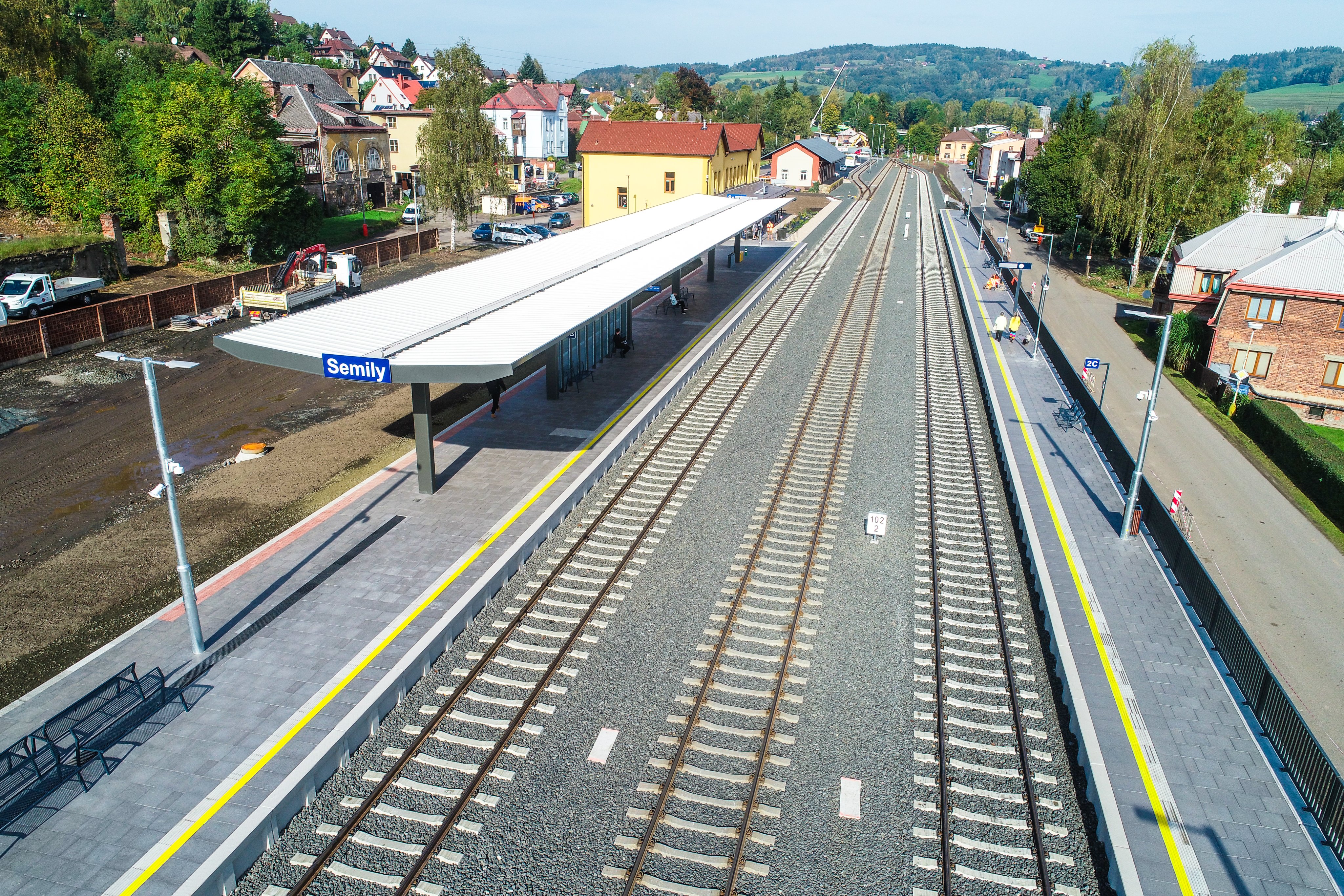 Nástupiště v Semilech nabízejí pohodlný nástup do vlaků