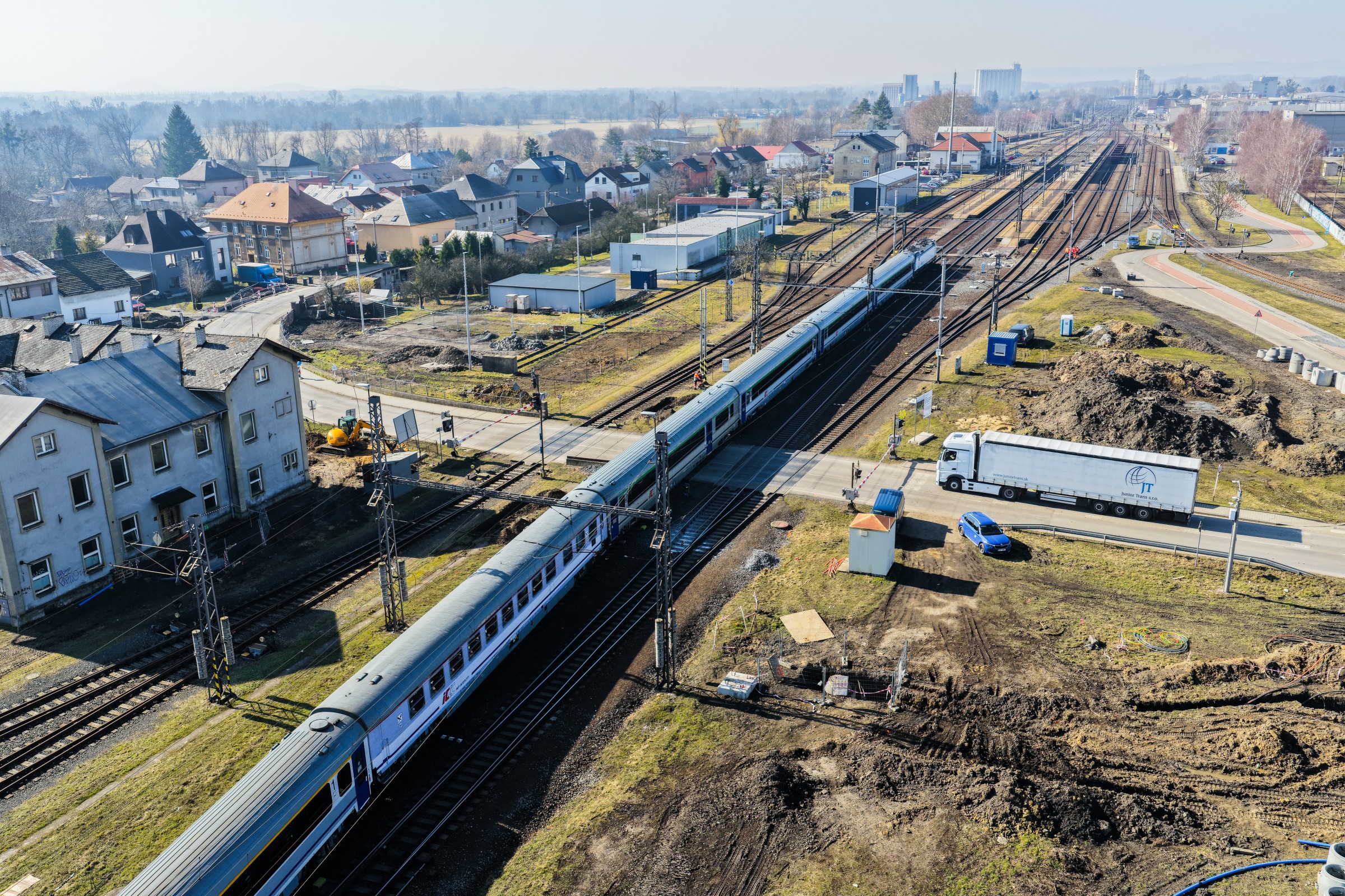 Stavba podjezdu ve Studénce vstupuje do hlavní fáze, přejezd na koridoru končí