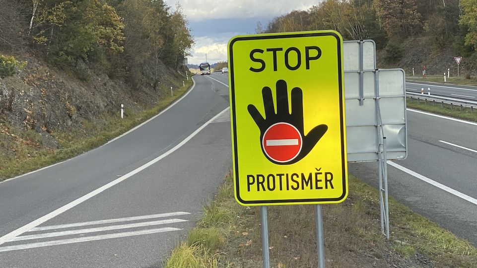 Dopravní značky STOP, protisměr