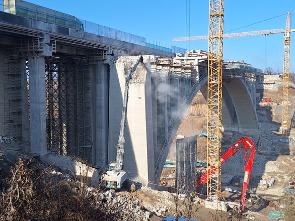 Demolice první půlky Šmejkalky na D1 jde do finále