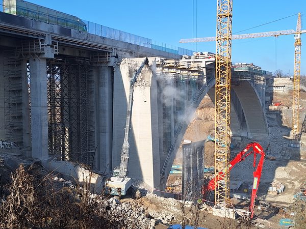 Demolice první půlky Šmejkalky na D1 jde do finále