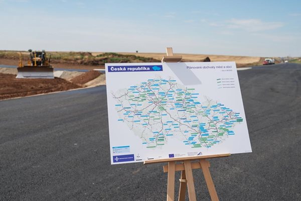 Dělníci dokončují šestikilometrový úsek mezi Slaným a Velvary, silnice odvede tranzitní dopravu mimo obce