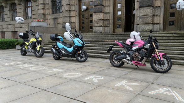 Hele, motorka! Nová kampaň BESIPu učí řidiče předejít tragickým nehodám s motorkáři
