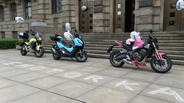 Hele, motorka! Nová kampaň BESIPu učí řidiče předejít tragickým nehodám s motorkáři