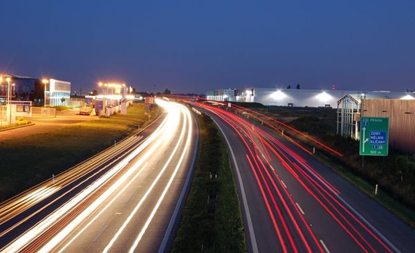 Češi a Slováci chtějí testovat autonomní vozidla, připraví projekt na dálnici mezi Brnem a Bratislavou
