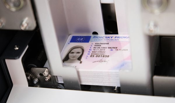 Do konce roku je potřeba vyměnit přes 451 tisíc řidičáků. Zkontrolujte si před létem jeho platnost