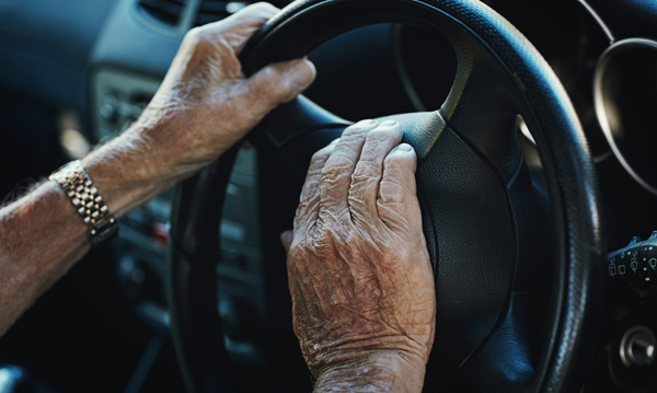 Mezinárodní den seniorů: Moderní služby usnadňují řidičům život bez ohledu na věk, bezpečnost zůstává prioritou