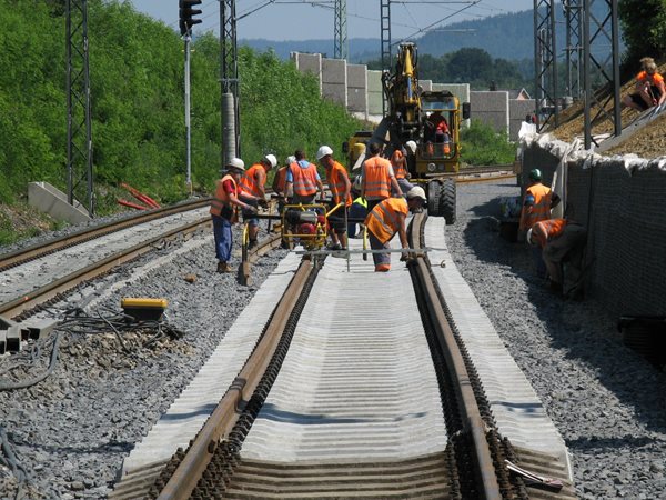 Do české železnice letos zamíří rekordních 72 miliard korun