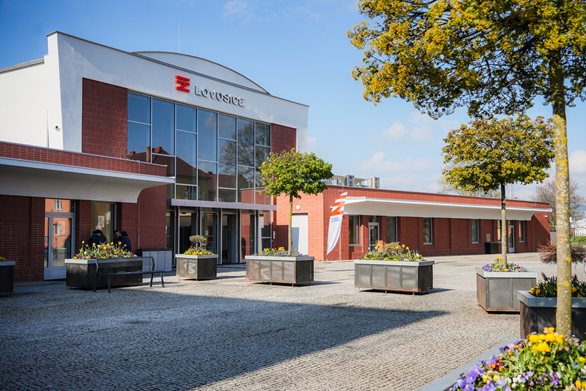 Lovosice jsou kompletní, po opravě nástupišť se otevírá nádražní budova