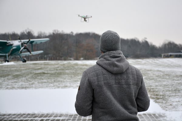 Nová pravidla pro bezpečnější používání dronů: Kategorie podle užití a registrace od konce roku