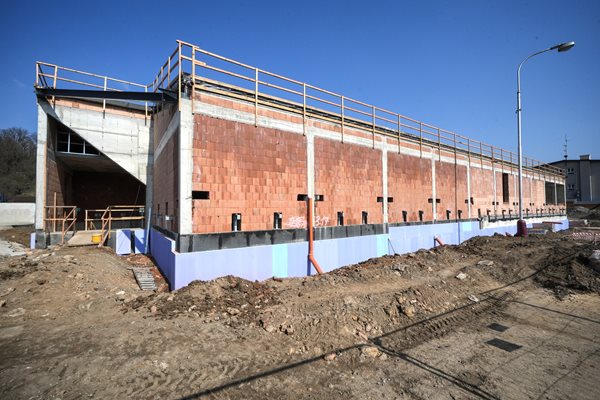 Betonáři v akci. Moderní nádraží v Mladé Boleslavi se otevře ještě letos 