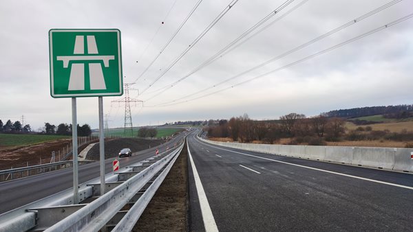 Řidiči již mohou využít nový úsek dálnice D7 u Panenského Týnce