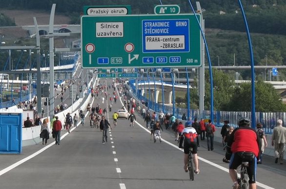 Dálnice D8 se před svým dokončením zpřístupní veřejnosti  