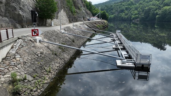 Nové čekací stání pro malá plavidla nad plavební komorou Štěchovice je v provozu