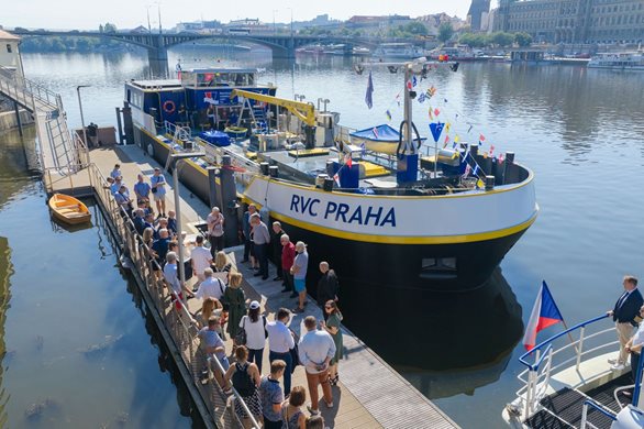 Na Vltavě začalo sloužit nové servisní plavidlo. Jeho provoz odstartoval slavnostní křest