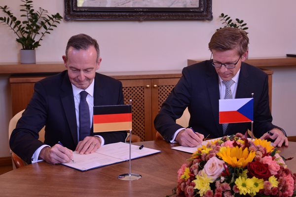 Železniční spojení mezi Českem a Německem se zlepší. Ministři podepsali společné memorandum
