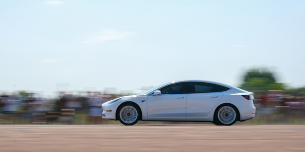 Česká republika uznala prozatímní schválení systému Tesla FSD Supervised