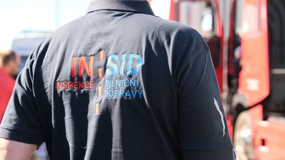 INSID: Třetina vytipovaných kamionů porušila nedělní zákaz jízd 